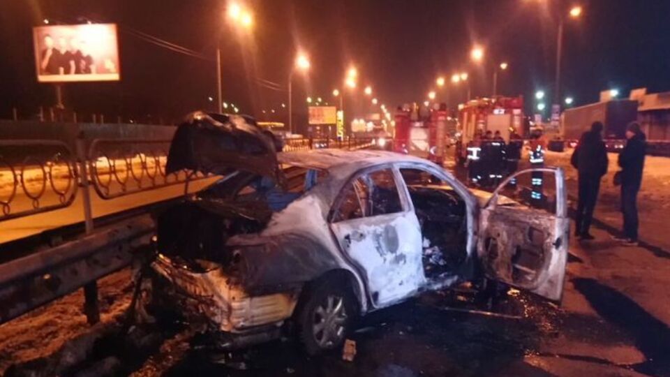 Автомобіль повністю згорів