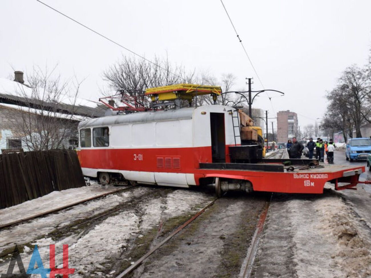 Службовий трамвай зніс огорожу і врізався в будинок у Донецьку