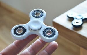 По мнению муниципальных властей в Санкт-Петербурге, спиннеры помогут пенсионеркам бороться со стрессом