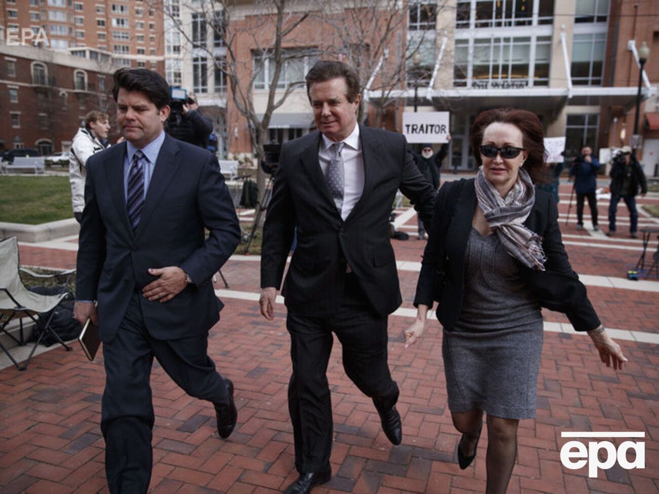 Манафорт (по центру) заявляет о своей невиновности