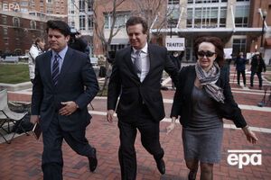 Манафорт (по центру) заявляет о своей невиновности