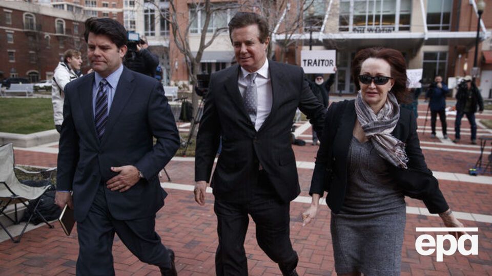 Манафорт (у центрі) заявляє про свою невинуватість
