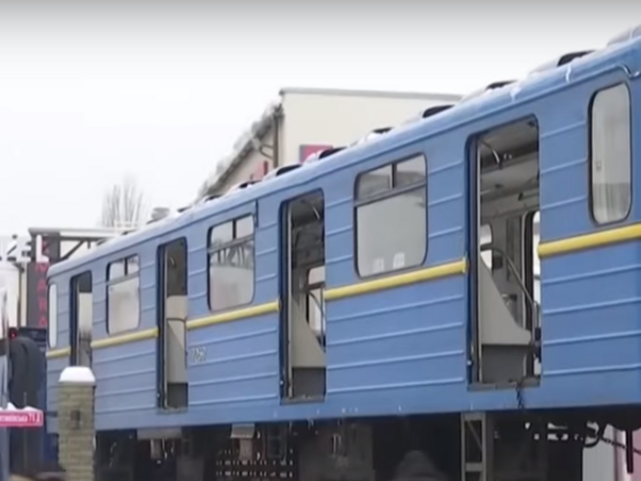 Вагоны перевезли в центр Киева&nbsp;с помощью спецтехники