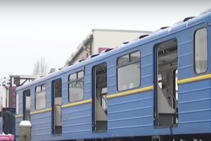 Вагоны перевезли в центр Киева с помощью спецтехники