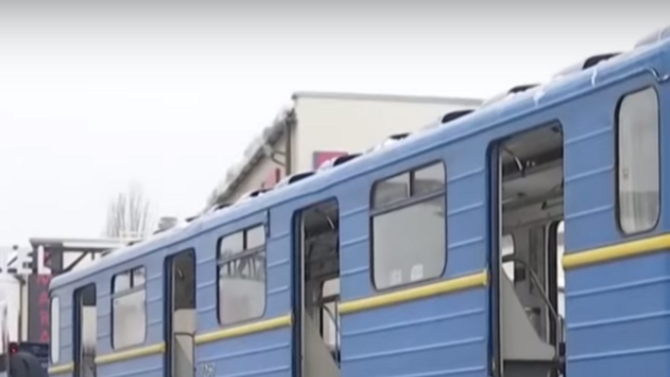 Вагони перевезли в центр Києва за допомогою спецтехніки