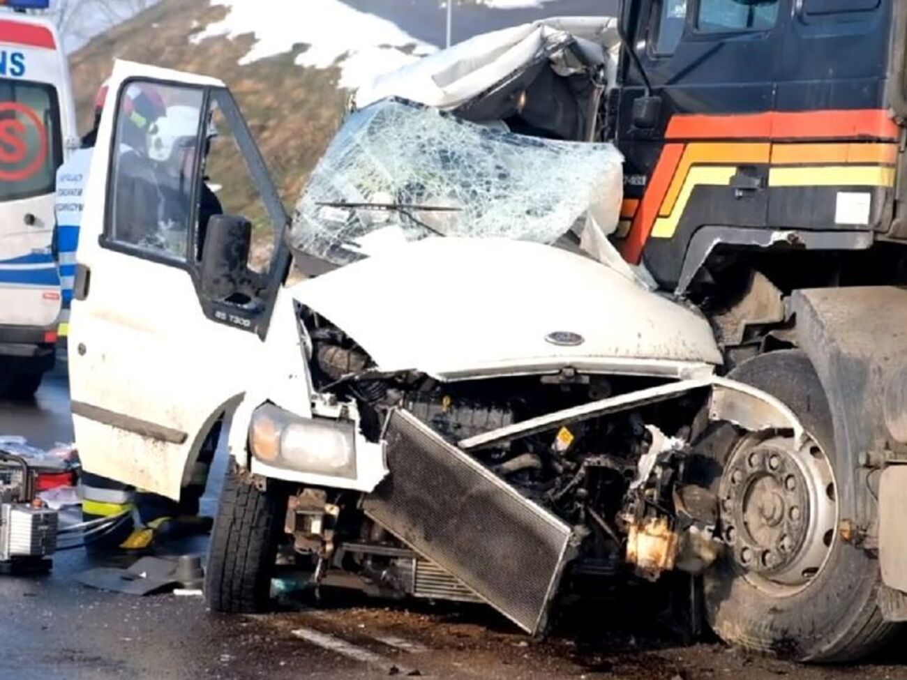 Микроавтобус выехал на встречную полосу