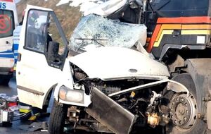 Микроавтобус выехал на встречную полосу