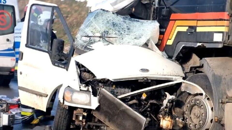 Микроавтобус выехал на встречную полосу