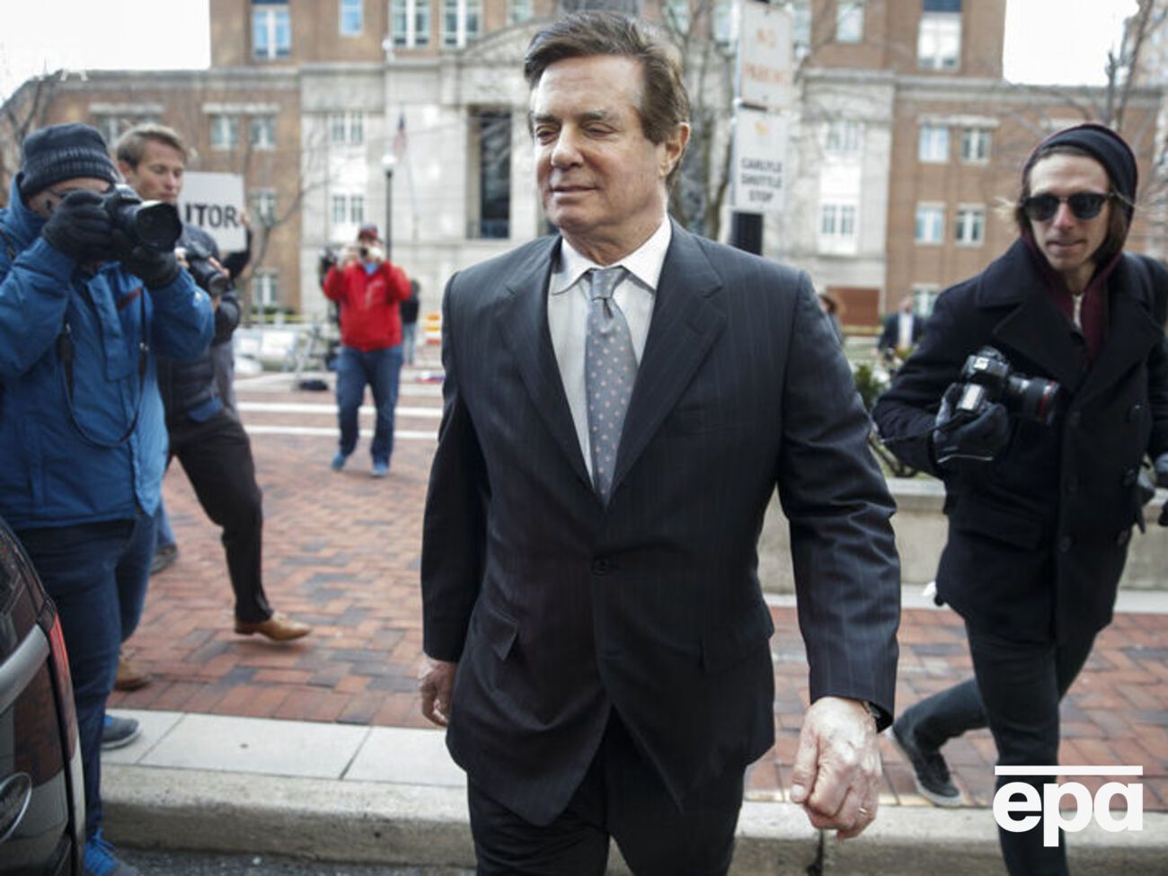 Манафорт остался под домашним арестом