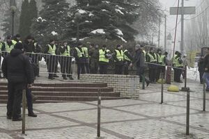 На территории, прилегающей к парку Шевченко в Киеве, наблюдается значительное количество правоохранителей