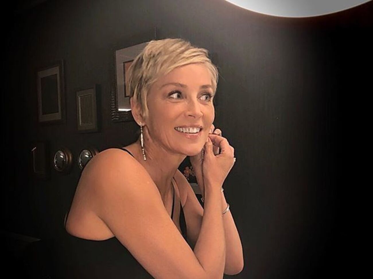 Стоун показала снимок в верхней части белья