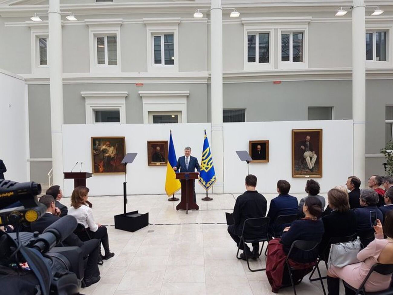 Порошенко: Попереду десятиліття української мови