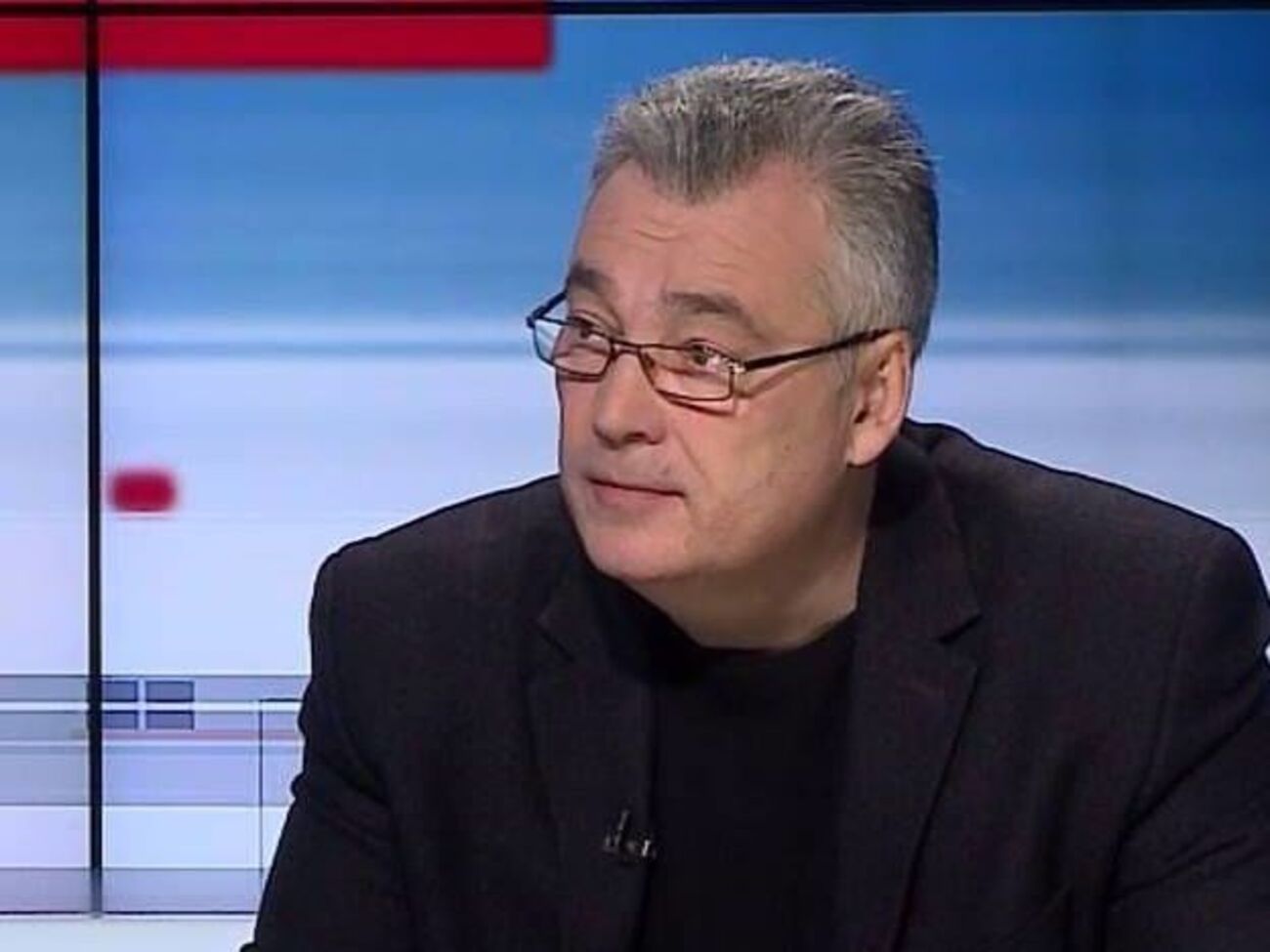 Почему Рубан перевозил оружие в мебели через КПВВ, а не "левыми" путями? Потому что сценарий написан немножко по-дебильному