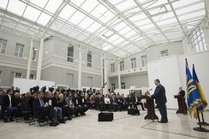 Порошенко: Як глава держави я мушу дбати про те, аби наші законодавчі ініціативи залишали широкий простір для реалізації прав іншомовних громадян
