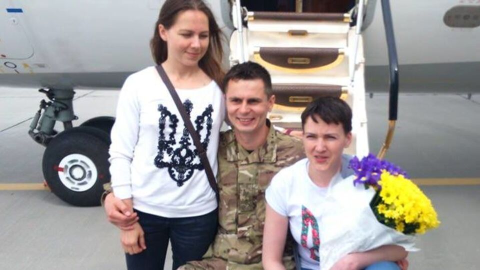 Мезенцев был помощником Надежды Савченко (справа)