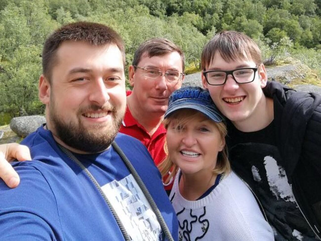 Юрій та Ірина Луценки отримали у 2017 році два подарунки у негрошовій формі від старшого сина Олександра (на фото крайній зліва) вартістю 170 тис. грн та 119,35 тис. грн