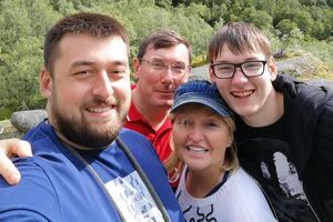 Юрій та Ірина Луценки отримали у 2017 році два подарунки у негрошовій формі від старшого сина Олександра (на фото крайній зліва) вартістю 170 тис. грн та 119,35 тис. грн