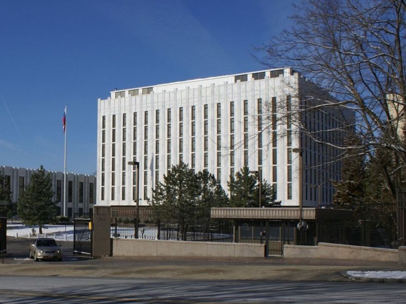 Із посольства у Вашингтоні дипломати і члени їхніх сімей виїхали на автобусах