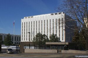 Із посольства у Вашингтоні дипломати і члени їхніх сімей виїхали на автобусах