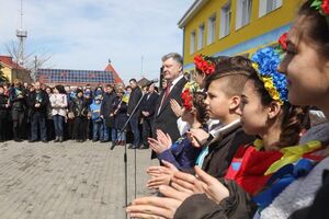 Порошенко: Мы мирным путем вернем украинскую землю