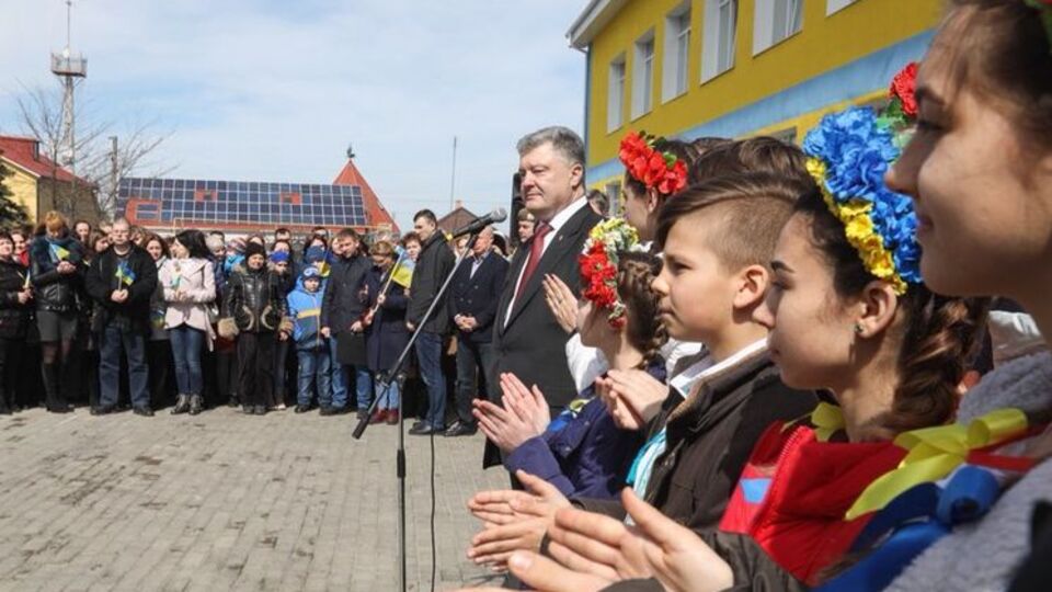 Порошенко: Мы мирным путем вернем украинскую землю