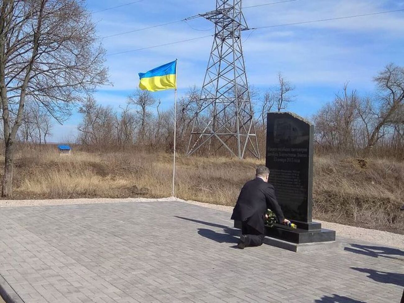 Порошенко вшанував хвилиною мовчання загиблих під Волновахою під час обстрілу пасажирів автобуса