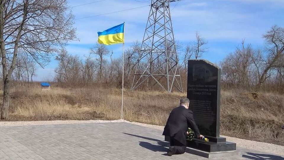 Порошенко почтил минутой молчания погибших под Волновахой при обстреле пассажиров автобуса