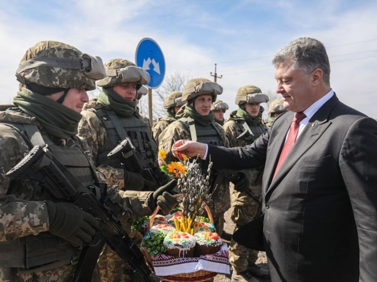 Порошенко передав військовим великодні кошики, підготовлені першою леді