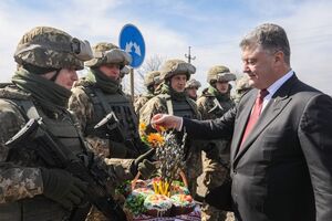 Порошенко передал военным пасхальные корзины, подготовленные первой леди