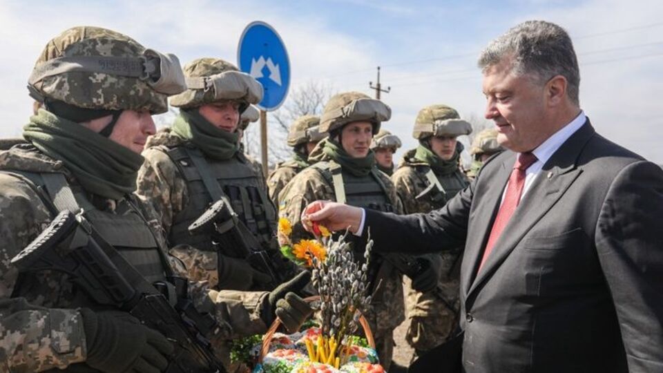 Порошенко передав військовим великодні кошики, підготовлені першою леді