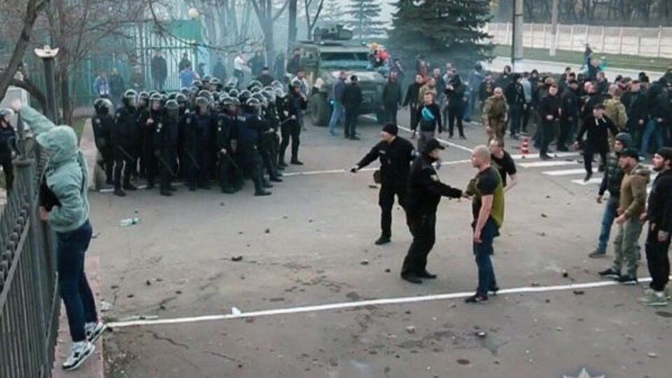 В Мариуполе фанаты подрались с полицией