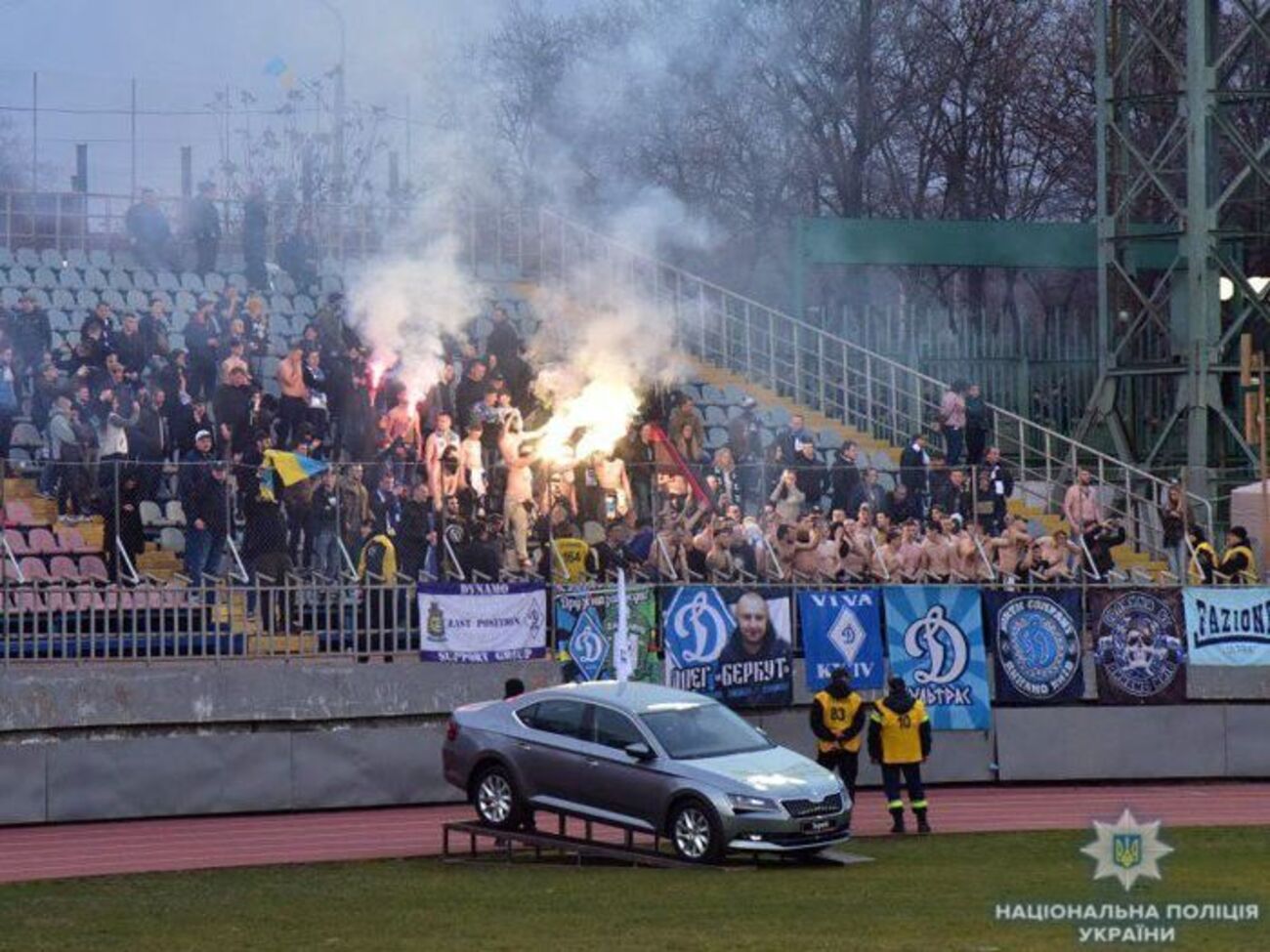 Во время матча фанаты жгли файеры