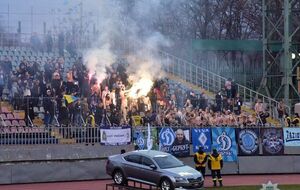 Во время матча фанаты жгли файеры