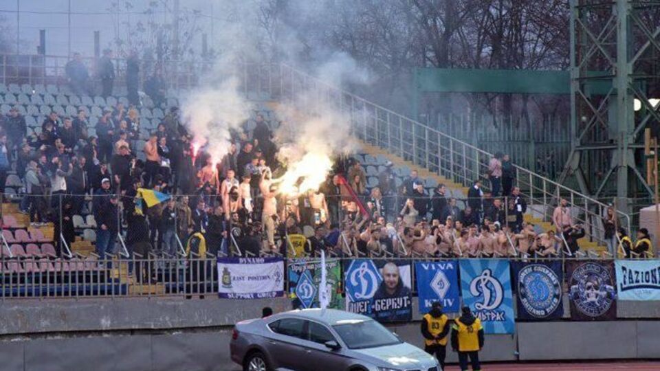 Во время матча фанаты жгли файеры