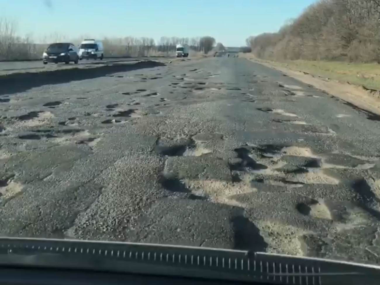 У соцмережах обговорюють "місячний пейзаж" однієї з головних трас України