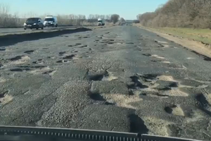 У соцмережах обговорюють "місячний пейзаж" однієї з головних трас України