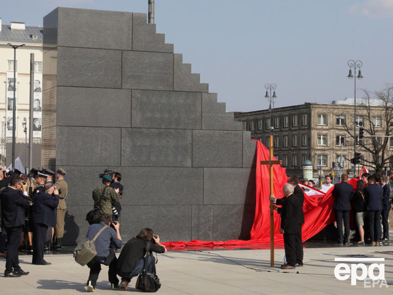 В Варшаве на площади Пилсудского открыли памятник жертвам Смоленской трагедии