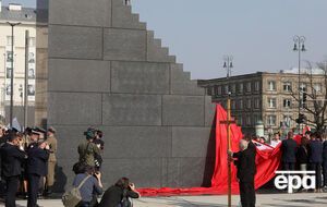 В Варшаве на площади Пилсудского открыли памятник жертвам Смоленской трагедии