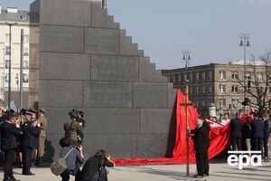 У Варшаві на площі Пілсудського відкрили пам'ятник жертвам Смоленської трагедії