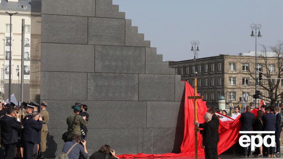 У Варшаві на площі Пілсудського відкрили пам'ятник жертвам Смоленської трагедії