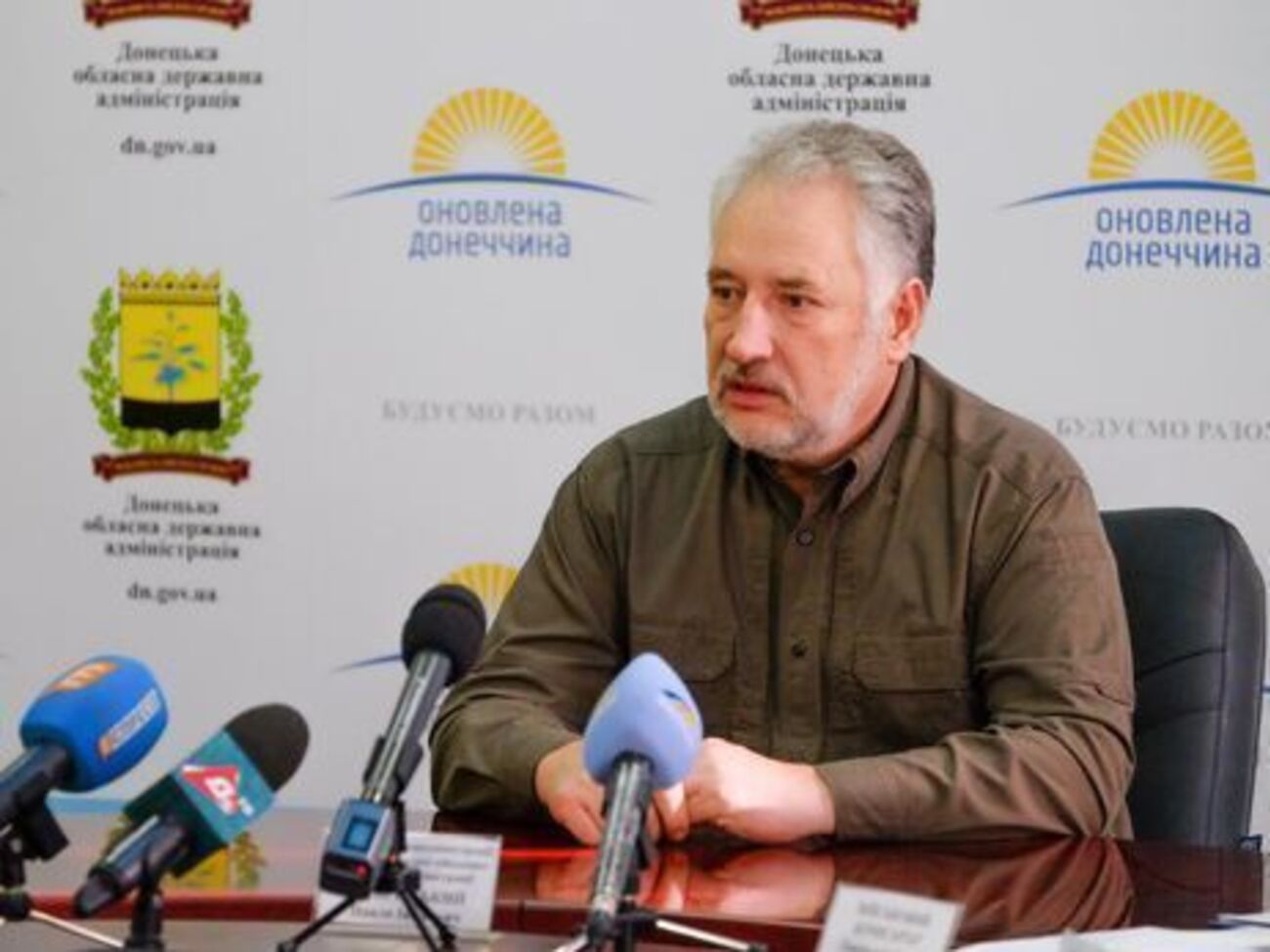 Жебривский: Обстрел начался ночью, люди успели спрятаться в укрытие и просидели там до утра