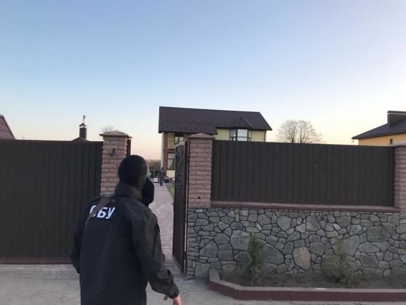 Замглавы прокурора и двух посредников задержали после получения взятки