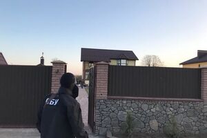 Заступника керівника прокуратури та двох посередників затримали після одержання хабара