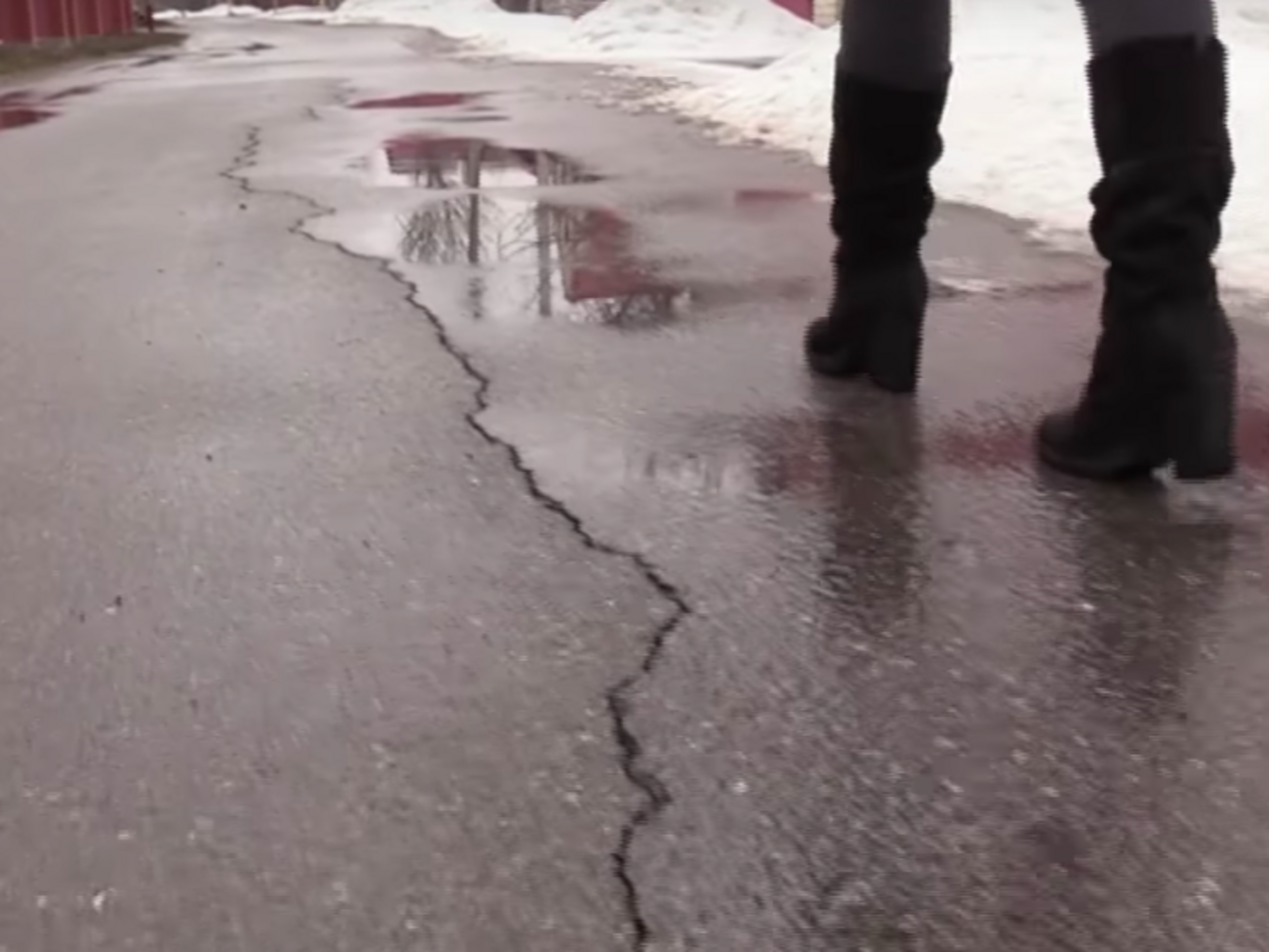 На відремонтованій дорозі автори сюжету виявили тріщини