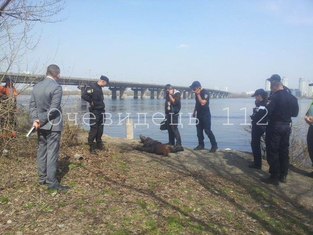 Спасатели вытащили утопленницу на берег
