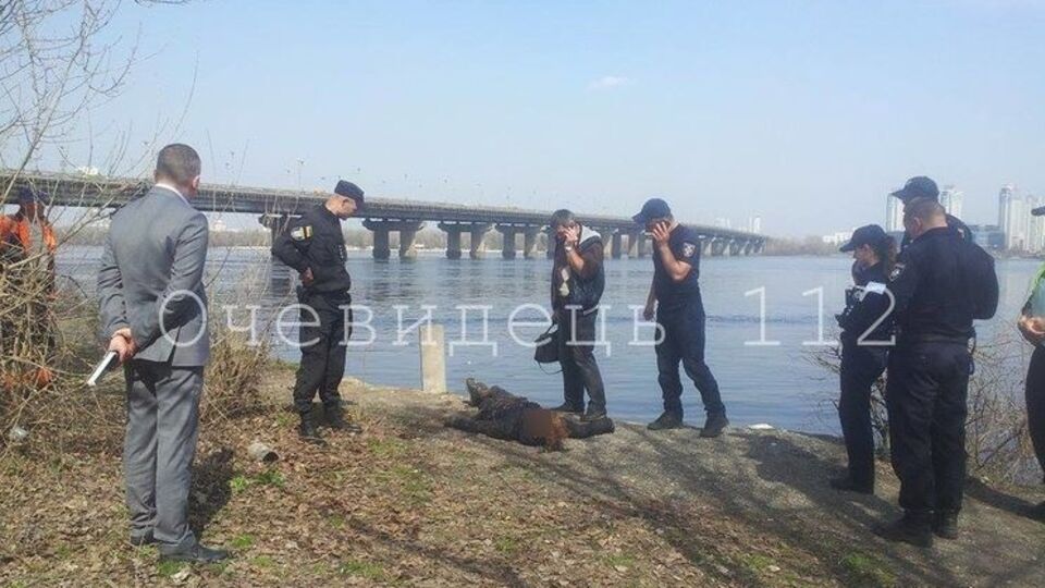 Рятувальники дістали потопельницю на берег