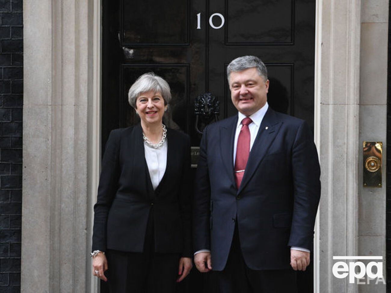 Мей і Порошенко поспілкувалися телефоном