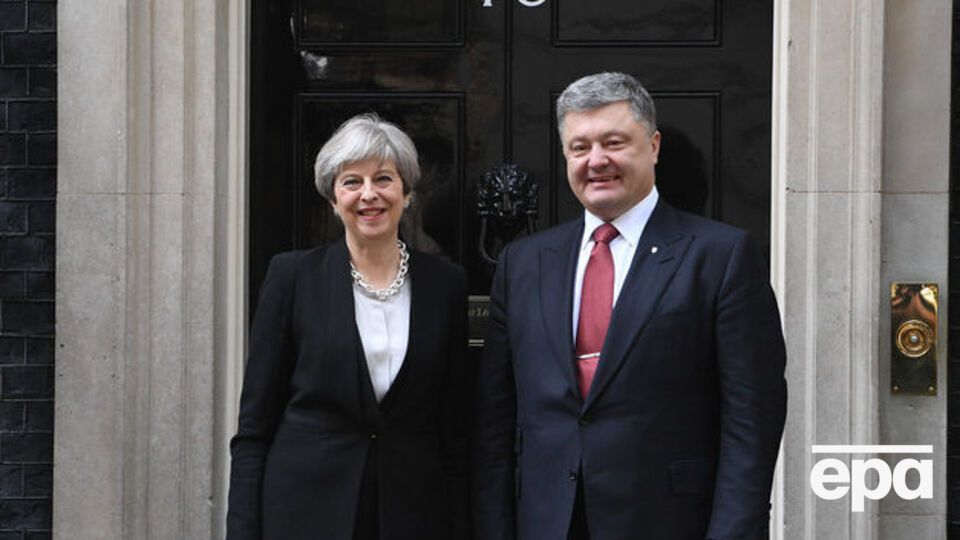 Мэй и Порошенко пообщались по телефону