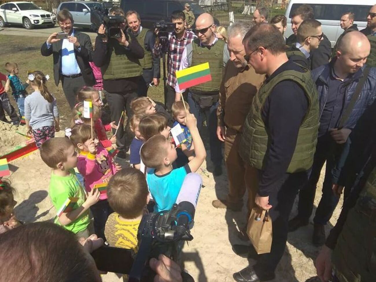 Члени делегації зустрічалися в Авдіївці з волонтерами, військовими та місцевими жителями і школярами