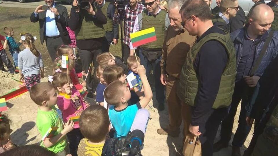 Члени делегації зустрічалися в Авдіївці з волонтерами, військовими та місцевими жителями і школярами